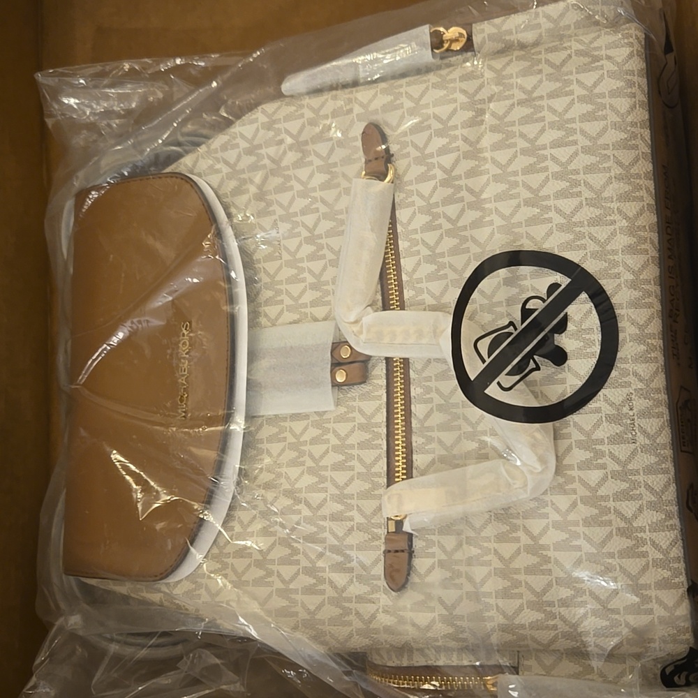 Michael Kors Jet Set Large Logo Backpack - Picture 4 of 7
